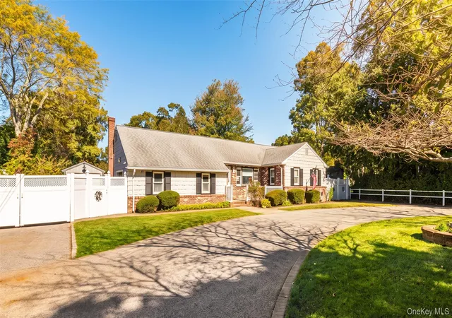 Photo 3 of Single family home for sale at 85 Robinson Ave, Brookhaven, NY 11763 | MLS# 1065440 | Listing updated on 2026-10-24