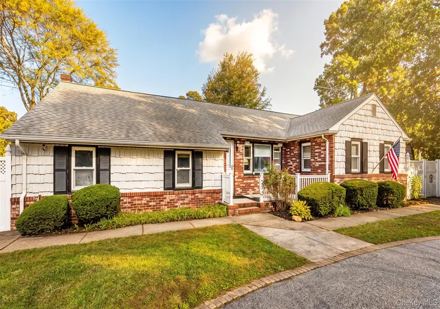 Photo 4 of Single family home for sale at 85 Robinson Ave, Brookhaven, NY 11763 | MLS# 1065440 | Listing updated on 2026-10-24