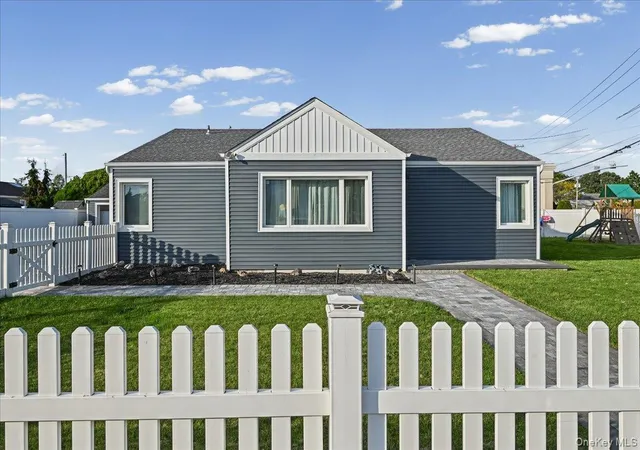 Photo 2 of Single family home for sale at 865 N Broadway, Oyster Bay, NY 11758 | MLS# 1065461 | Listing updated on 2026-10-25