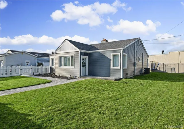 Single family home for sale at 865 N Broadway, Oyster Bay, NY 11758 | MLS# 1065461