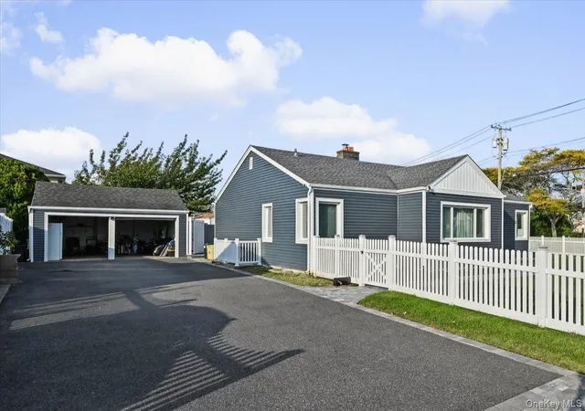 Photo 1 of Single family home for sale at 865 N Broadway, Oyster Bay, NY 11758 | MLS# 1065461 | Listing updated on 2026-10-25
