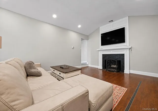 Photo 3 of Single family home for sale at 865 N Broadway, Oyster Bay, NY 11758 | MLS# 1065461 | Listing updated on 2026-10-25
