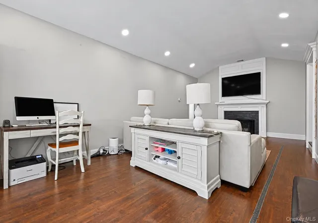 Photo 4 of Single family home for sale at 865 N Broadway, Oyster Bay, NY 11758 | MLS# 1065461 | Listing updated on 2026-10-25