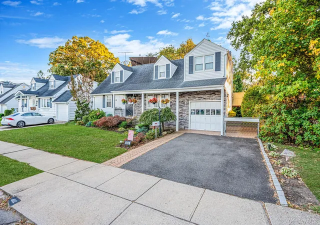 Photo 2 of Single family home for sale at 462 Hull St, Hempstead, NY 11554 | MLS# 1065539 | Listing updated on 2026-10-25