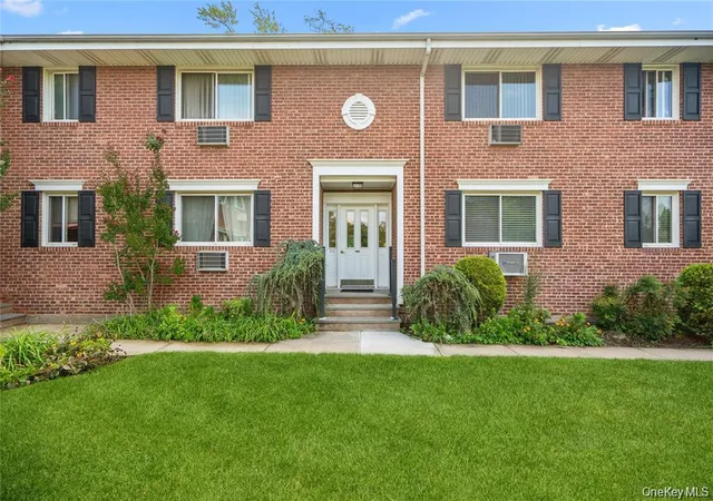 Photo 2 of House for sale at 200 Merrick Rd #X, Babylon, NY 11701 | MLS# 1065629 | Listing updated on 2026-10-28