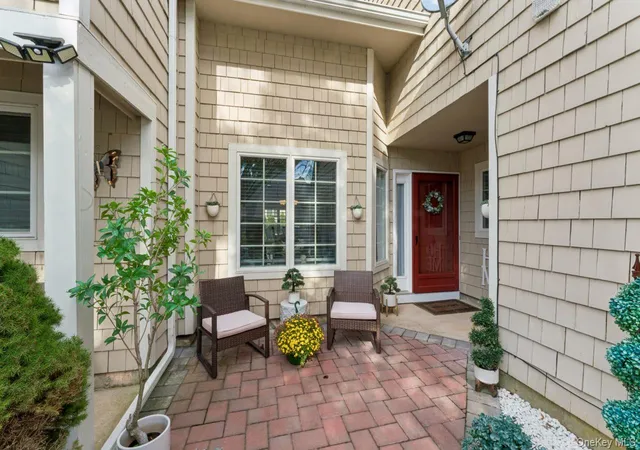 Photo 2 of Single family home for sale at 11 Oakmont Ln, Islip, NY 11706 | MLS# 1065652 | Listing updated on 2026-10-26