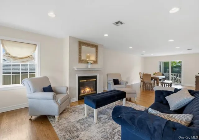 Photo 4 of Single family home for sale at 47 Syosset Cir, Oyster Bay, NY 11791 | MLS# 1065680 | Listing updated on 2026-10-27