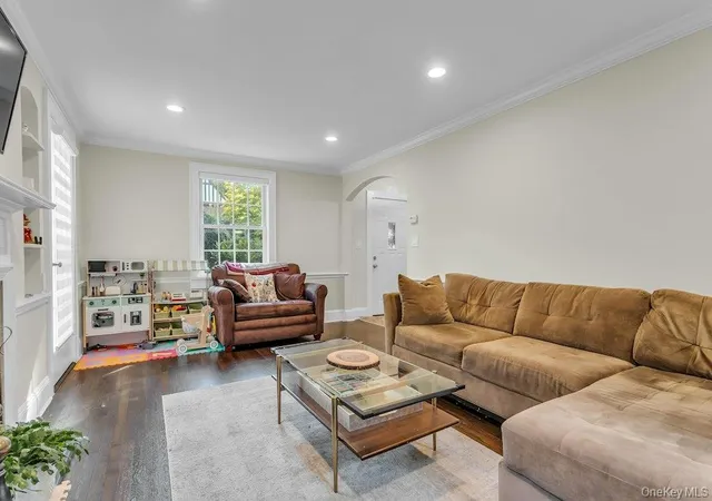 Photo 4 of Single family home for sale at 9 Old Ox Rd, North Hempstead, NY 11030 | MLS# 1065682 | Listing updated on 2026-10-30