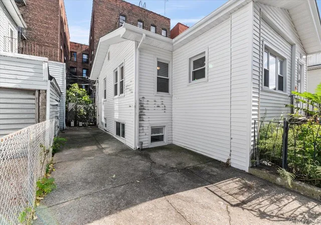 Photo 3 of House for sale at 3041 Brighton 8th St, New York, NY 11235 | MLS# 1065745 | Listing updated on 2026-10-29