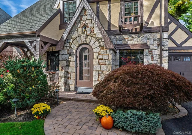 Photo 2 of Single family home for sale at 15 Brevoort Pl, Hempstead, NY 11570 | MLS# 1065875 | Listing updated on 2026-10-28