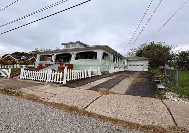 Photo 3 of Single family home for sale at 8 Davis St, Beacon, NY 12508 | MLS# 1066021 | Listing updated on 2026-10-29