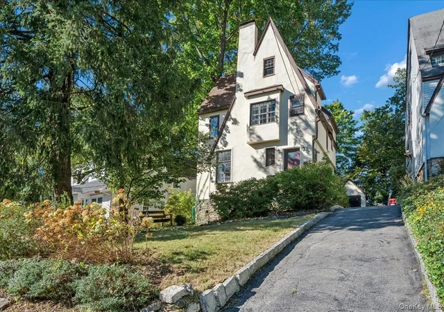 Photo 1 of Single family home for sale at 321 Bronxville Rd, Yonkers, NY 10708 | MLS# 1066026 | Listing updated on 2026-10-24