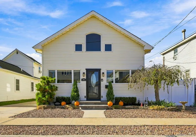 Photo 1 of Single family home for sale at 250 Arthur St, Hempstead, NY 11520 | MLS# 1066050 | Listing updated on 2026-10-29
