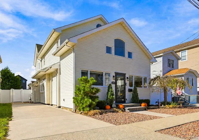 Photo 1 of Single family home for sale at 250 Arthur St, Hempstead, NY 11520 | MLS# 1066050 | Listing updated on 2026-10-29