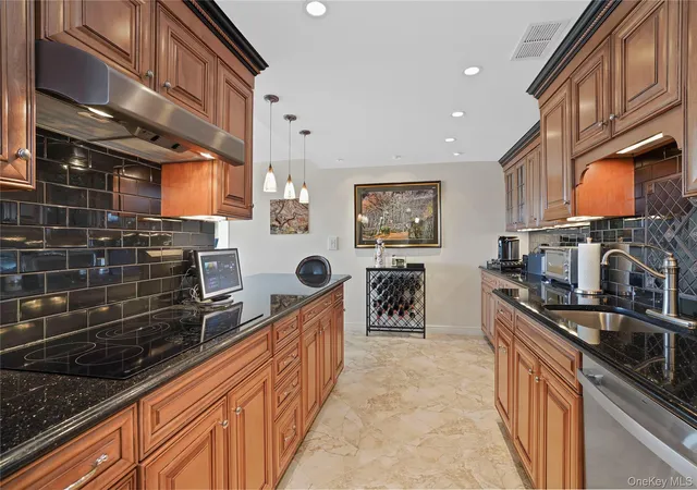 Photo 4 of Condo for sale at 300 High Point Dr #610, Greenburgh, NY 10530 | MLS# 1066072 | Listing updated on 2026-10-24