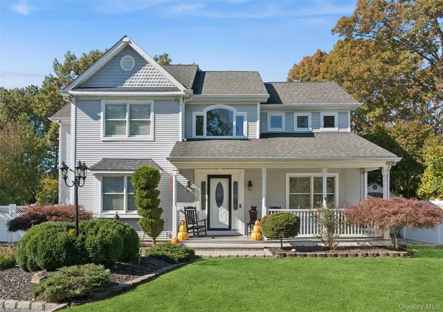 Single family home for sale at 2570 Sycamore Ave, Islip, NY 11779 | MLS# 1066116