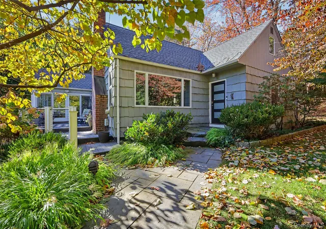 Photo 2 of Single family home for sale at 21 Lakeview Ave W, Cortlandt, NY 10567 | MLS# 1066250 | Listing updated on 2026-10-27