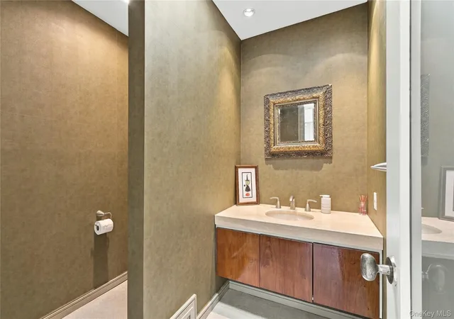 Photo 4 of Single family home for sale at 2 Pheasant Run, Oyster Bay, NY 11568 | MLS# 1066295 | Listing updated on 2026-10-29