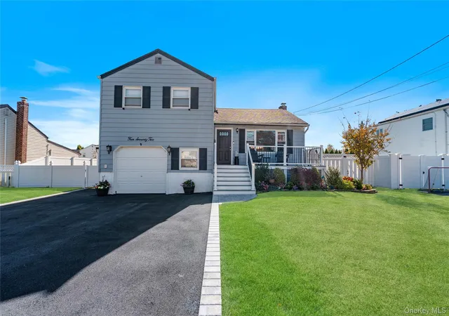 Photo 1 of Single family home for sale at 472 N Atlanta Ave, Oyster Bay, NY 11758 | MLS# 1066395 | Listing updated on 2026-10-29