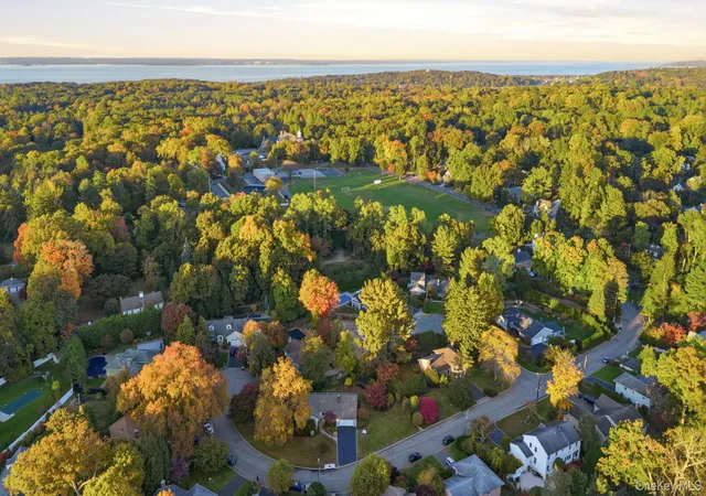 Photo 1 of Single family home for sale at 20 Fox Ridge Ln, Oyster Bay, NY 11560 | MLS# 1066449 | Listing updated on 2026-10-30