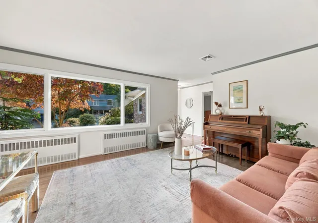 Photo 4 of Single family home for sale at 20 Fox Ridge Ln, Oyster Bay, NY 11560 | MLS# 1066449 | Listing updated on 2026-10-30