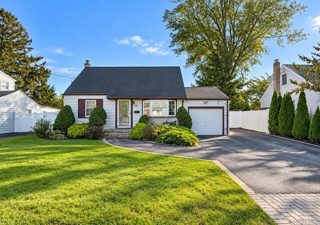 Single family home for sale at 172 Throop St, Babylon, NY 11704 | MLS# 1066484