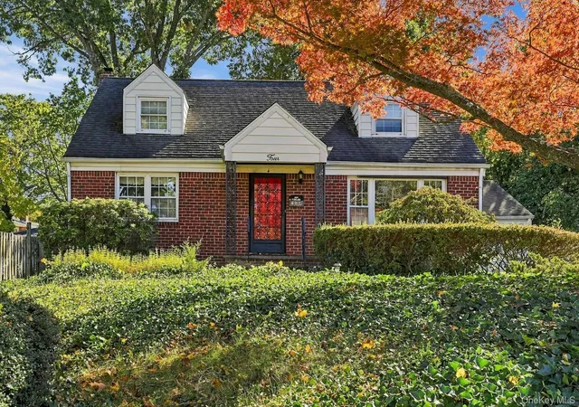 Photo 1 of Single family home for sale at 4 Cedar Hl Dr, Huntington, NY 11731 | MLS# 1066492 | Listing updated on 2026-10-29