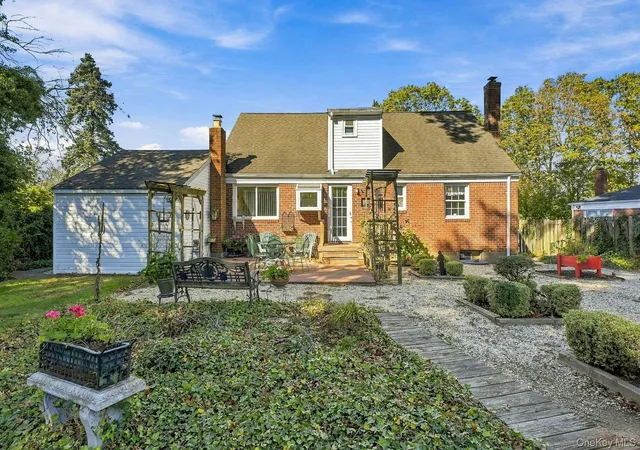 Photo 1 of Single family home for sale at 4 Cedar Hl Dr, Huntington, NY 11731 | MLS# 1066492 | Listing updated on 2026-10-29
