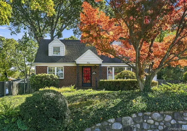 Photo 2 of Single family home for sale at 4 Cedar Hl Dr, Huntington, NY 11731 | MLS# 1066492 | Listing updated on 2026-10-29