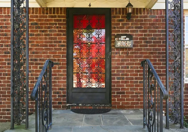 Photo 3 of Single family home for sale at 4 Cedar Hl Dr, Huntington, NY 11731 | MLS# 1066492 | Listing updated on 2026-10-29