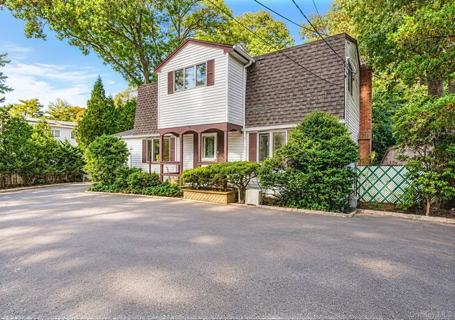 Photo 2 of Single family home for sale at 563 Johnson Ave, Islip, NY 11779 | MLS# 1066535 | Listing updated on 2026-10-29