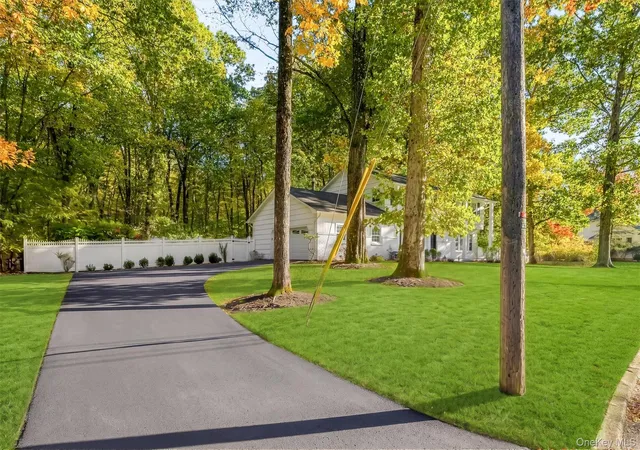Photo 3 of Single family home for sale at 4 Findlay Ct, Clarkstown, NY 10956 | MLS# 1066602 | Listing updated on 2026-10-29