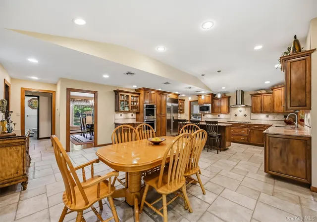 Photo 4 of Single family home for sale at 4 Findlay Ct, Clarkstown, NY 10956 | MLS# 1066602 | Listing updated on 2026-10-29