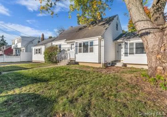 Photo 1 of Single family home for sale at 454 N Indiana Ave, Babylon, NY 11757 | MLS# 1066609 | Listing updated on 2026-10-27