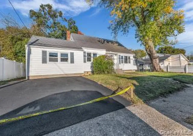 Photo 2 of Single family home for sale at 454 N Indiana Ave, Babylon, NY 11757 | MLS# 1066609 | Listing updated on 2026-10-27