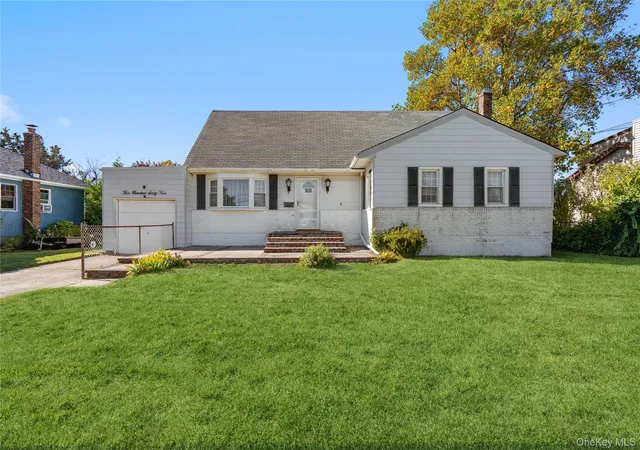 Photo 1 of Single family home for sale at 564 Ctr Briarwood Ave, Islip, NY 11795 | MLS# 1066867 | Listing updated on 2026-10-29
