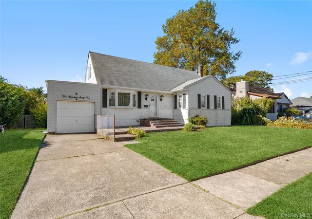 Photo 2 of Single family home for sale at 564 Ctr Briarwood Ave, Islip, NY 11795 | MLS# 1066867 | Listing updated on 2026-10-29