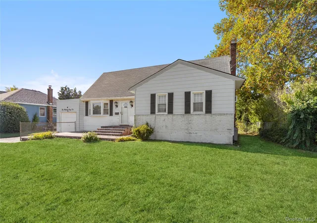 Photo 3 of Single family home for sale at 564 Ctr Briarwood Ave, Islip, NY 11795 | MLS# 1066867 | Listing updated on 2026-10-29