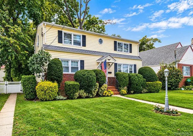Photo 1 of Single family home for sale at 129 Charles St, Hempstead, NY 11563 | MLS# 1066966 | Listing updated on 2026-10-27
