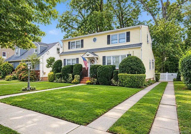 Photo 2 of Single family home for sale at 129 Charles St, Hempstead, NY 11563 | MLS# 1066966 | Listing updated on 2026-10-27
