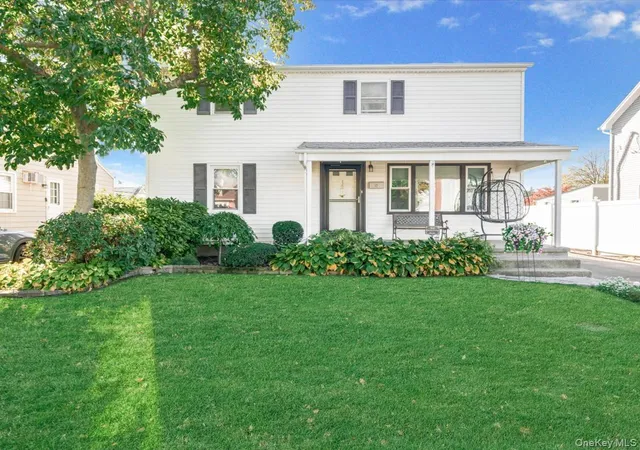 Photo 1 of Single family home for sale at 17 Arnold St, Oyster Bay, NY 11801 | MLS# 1066994 | Listing updated on 2026-10-29