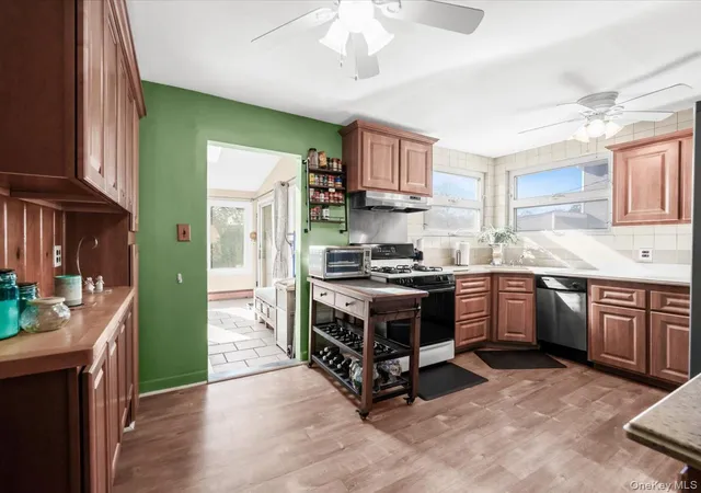 Photo 4 of Single family home for sale at 17 Arnold St, Oyster Bay, NY 11801 | MLS# 1066994 | Listing updated on 2026-10-29