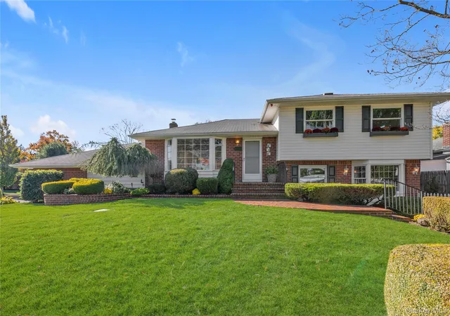 Photo 1 of Single family home for sale at 6 Milford Ln, Huntington, NY 11747 | MLS# 1067013 | Listing updated on 2026-10-29