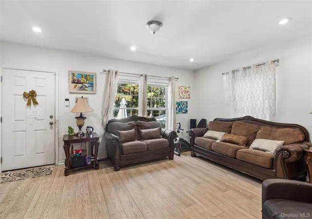 Photo 3 of Single family home for sale at 164 Wading River Rd, Brookhaven, NY 11934 | MLS# 1067029 | Listing updated on 2026-10-29
