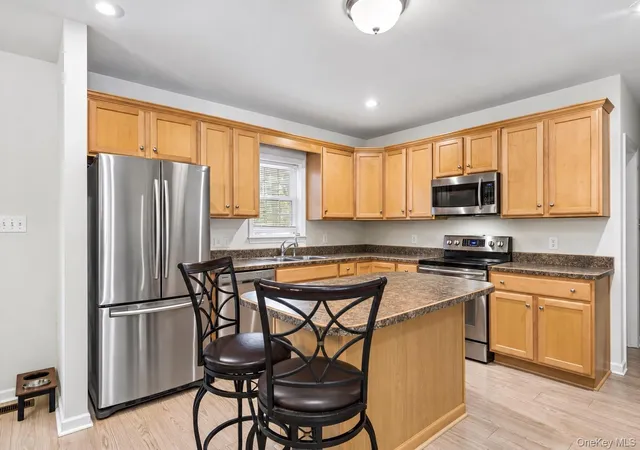Photo 4 of Single family home for sale at 164 Wading River Rd, Brookhaven, NY 11934 | MLS# 1067029 | Listing updated on 2026-10-29