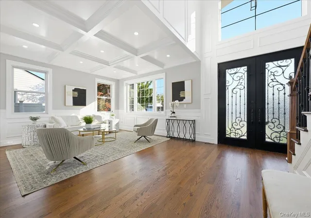 Photo 3 of Single family home for sale at 10 Terry St, Oyster Bay, NY 11801 | MLS# 1067103 | Listing updated on 2026-10-28