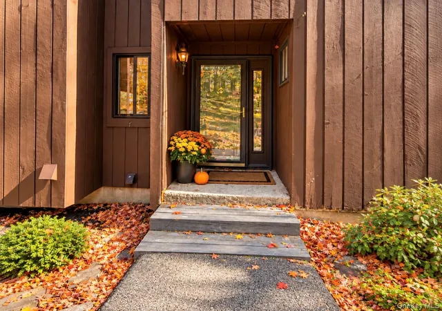 Photo 2 of Condo for sale at 34 Redwood Dr, Woodbury, NY 10930 | MLS# 1067225 | Listing updated on 2026-10-28