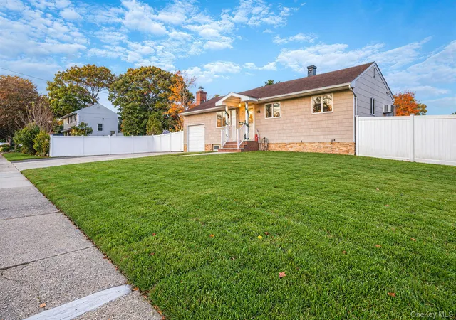 Photo 1 of Single family home for sale at 621 Connetquot Ave, Islip, NY 11752 | MLS# 1067390 | Listing updated on 2026-10-28