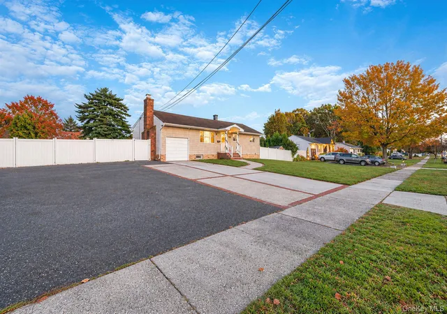 Photo 2 of Single family home for sale at 621 Connetquot Ave, Islip, NY 11752 | MLS# 1067390 | Listing updated on 2026-10-28