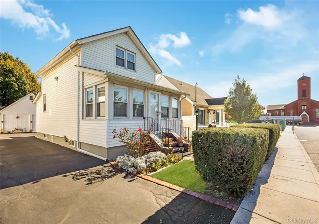 Single family home for sale at 136 Elizabeth St, Oyster Bay, NY 11735 | MLS# 1067442